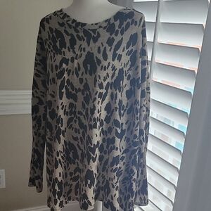 Chic Leopard Print Long Sleeve Top